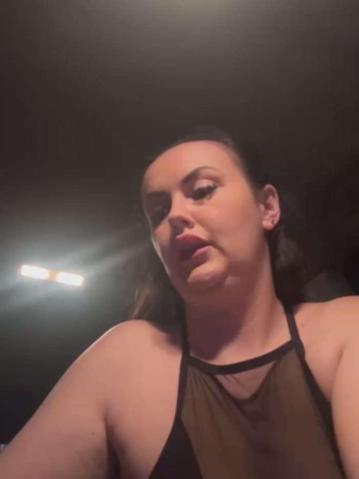 YoungHotMom_