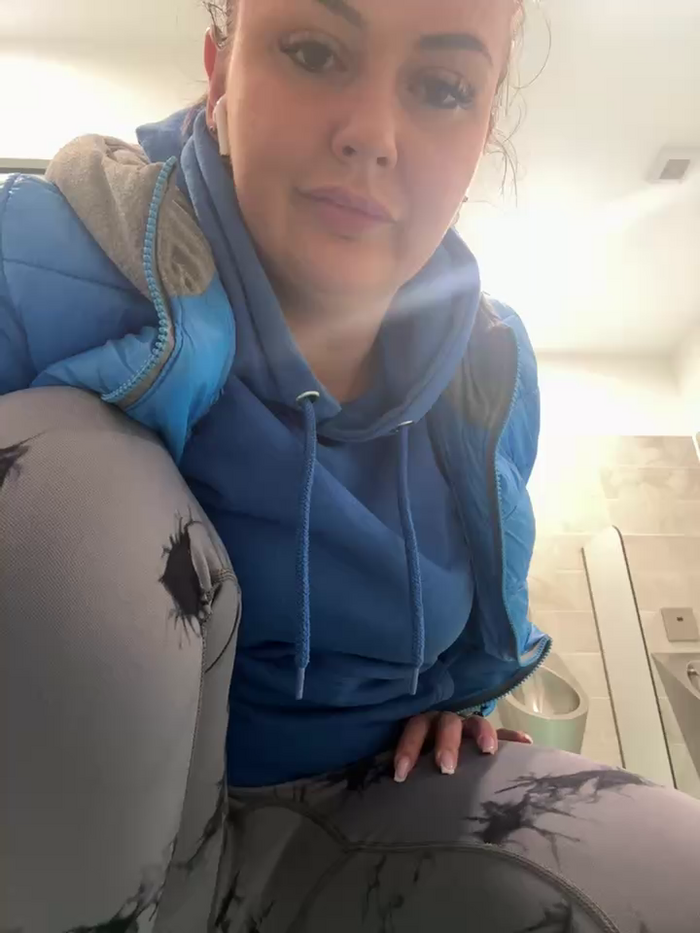 YoungHotMom_