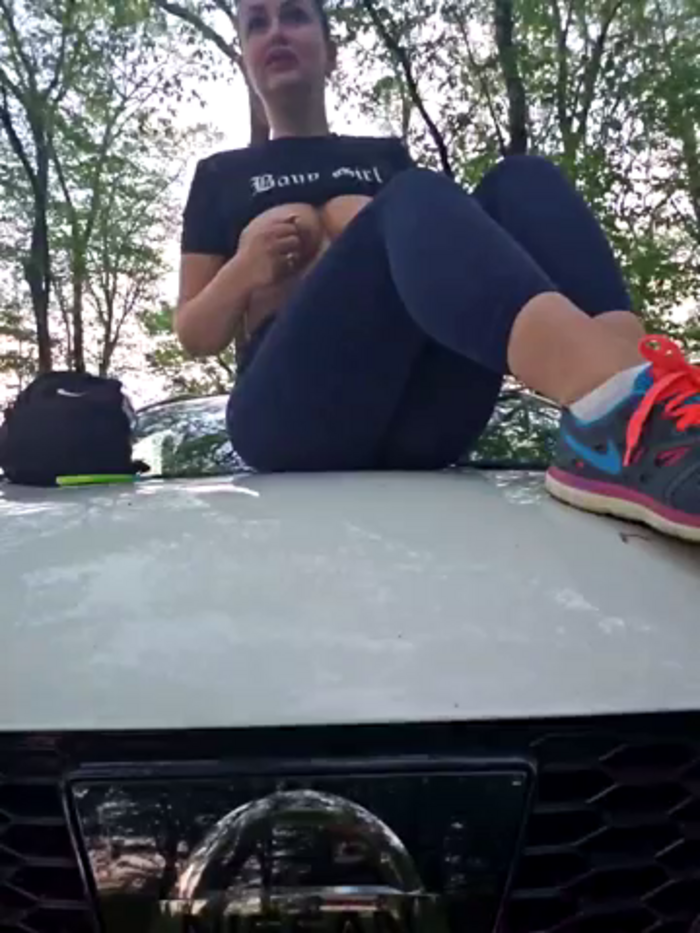 YoungHotMom_