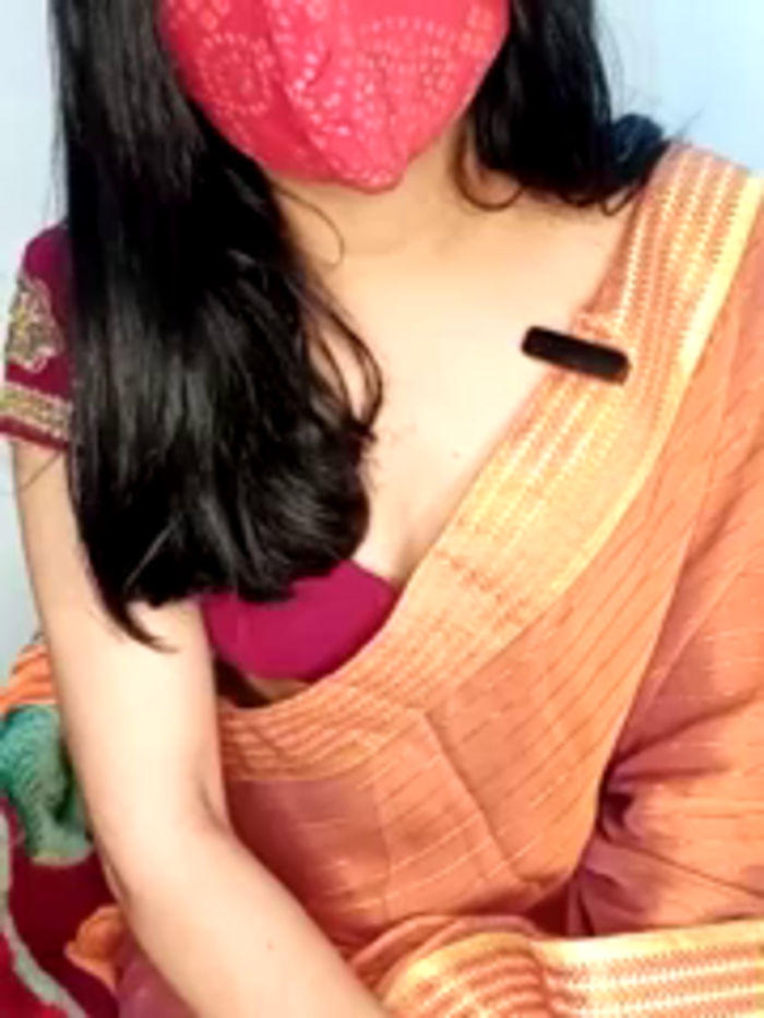 SEXY-nidhi-sharma
