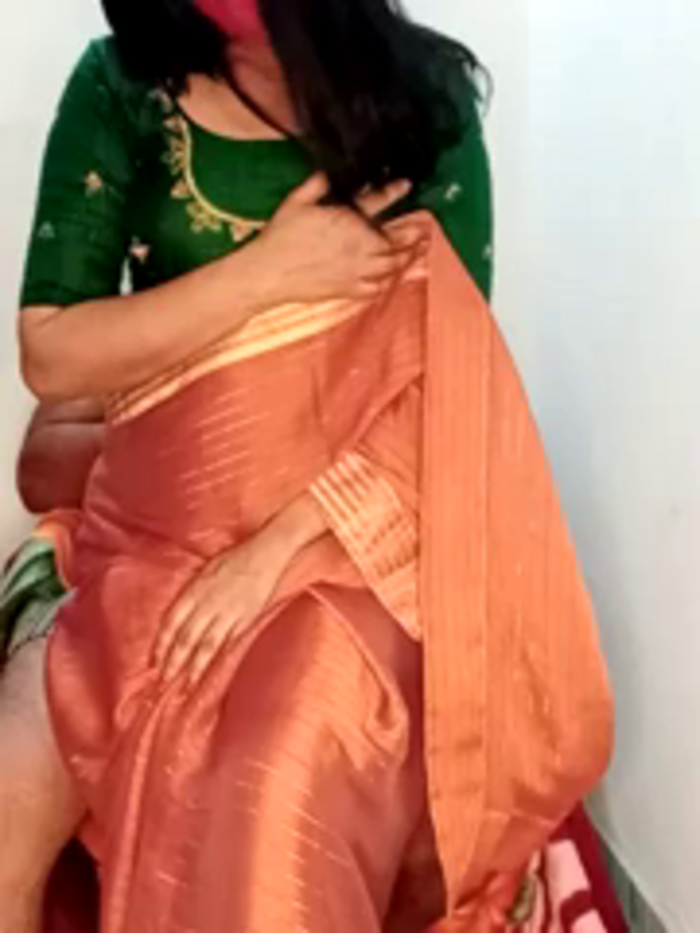 SEXY-nidhi-sharma