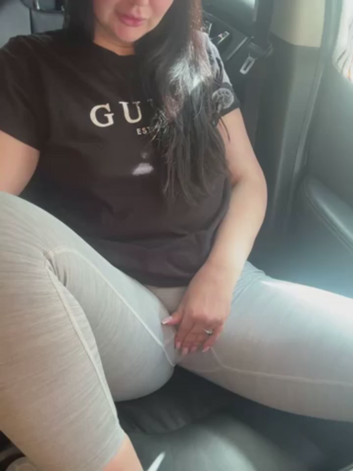 YoungHotMom_