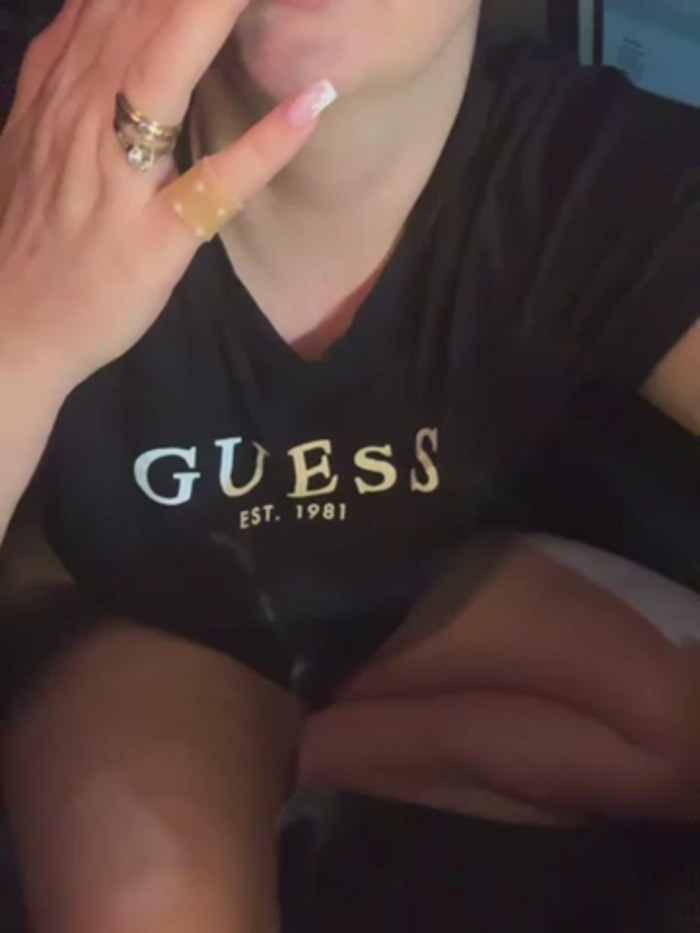 YoungHotMom_