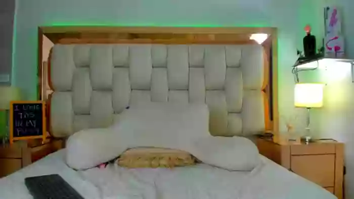 2024/05/05/xlovecam-emilyparkerr-03-32-17